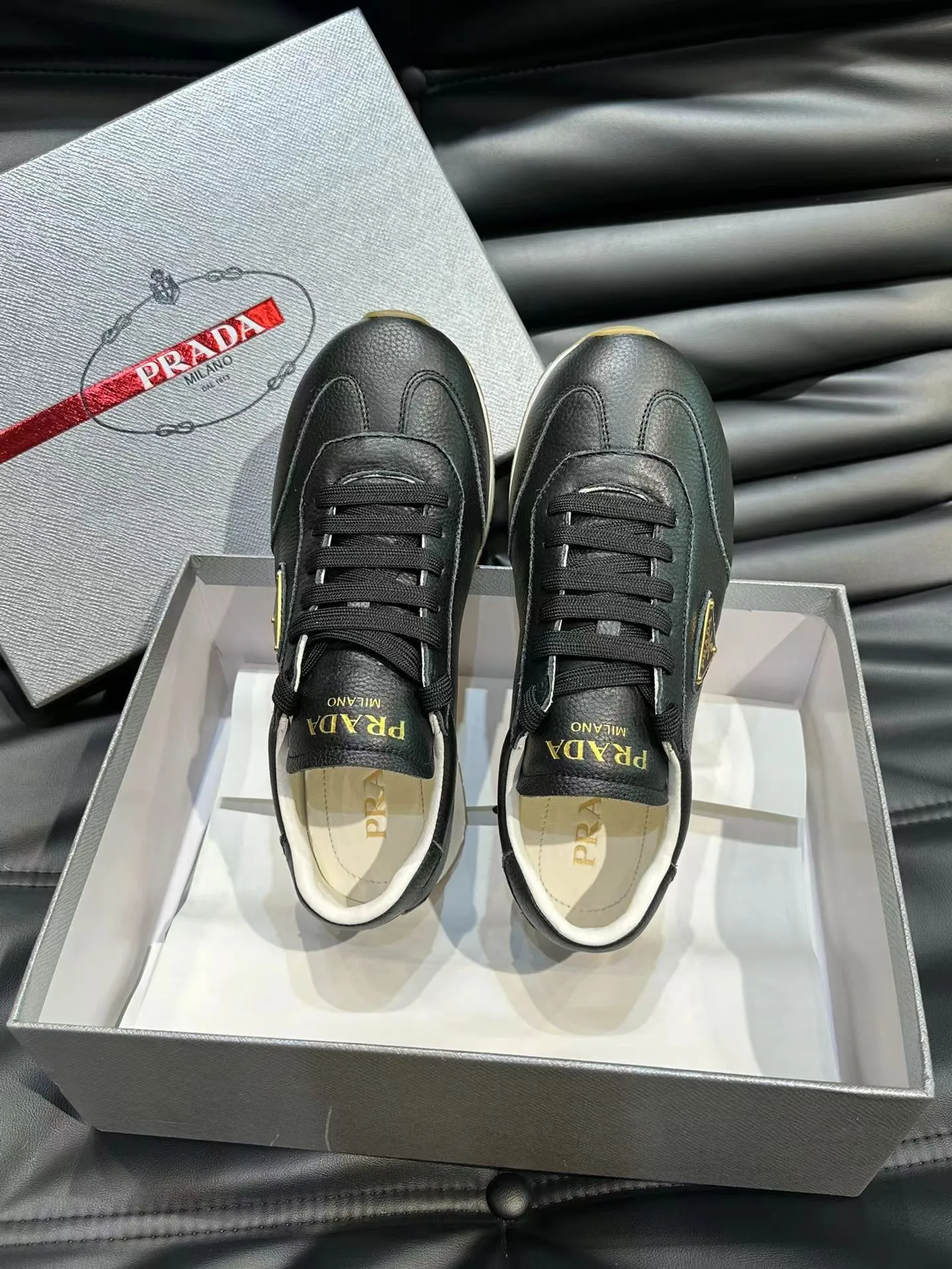 P400 38-45 Prada Prada’s new men’s leather sneakers, the highest version on the market, any comparison is welcome🆚! The original leather has excellent texture and is super high-end! Fetal sheep net lining imported from Italy, removable pad! Luxurious materials and fine workmanship, highly recommended!